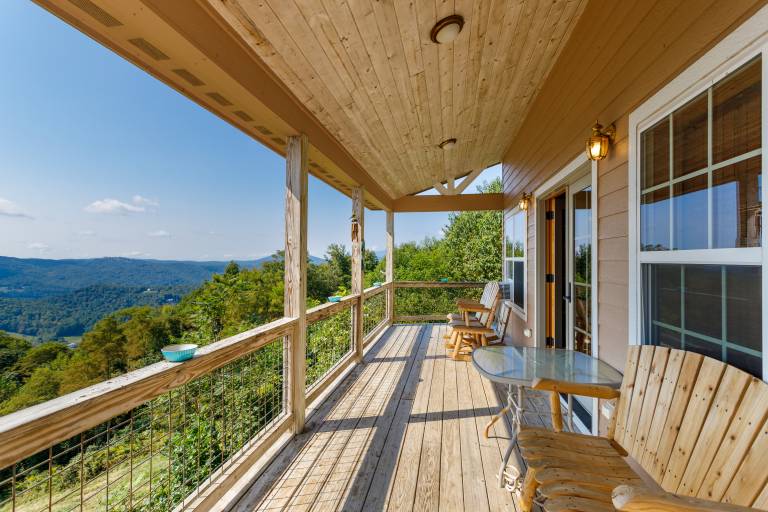 Three-Level Cabin with Mountain Views — photo 3