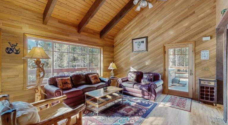 Vacation home with hot tub | Pets are welcome — photo 2