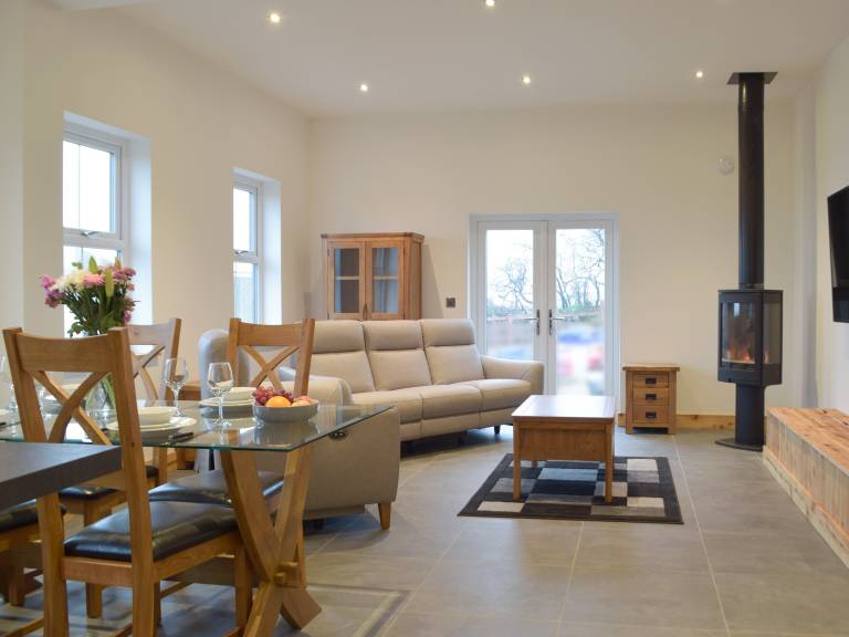 Cottage with yard & hot tub in Carmarthen
