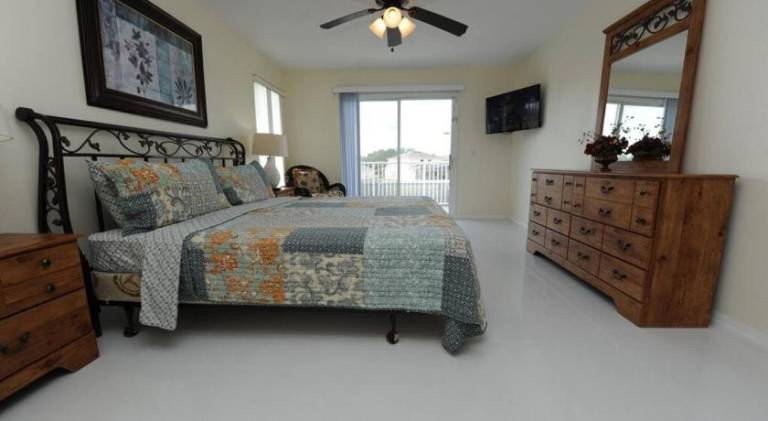 Vacation home with pool — photo 2
