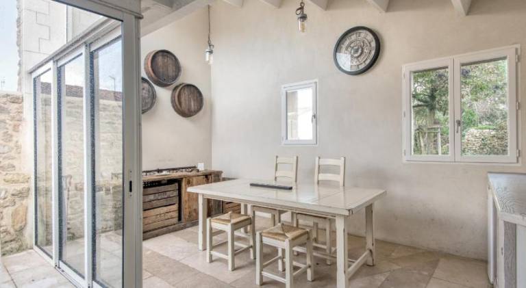 Vacation home with patio, yard & barbecue — photo 4
