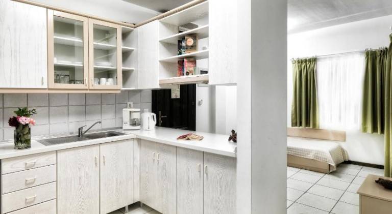 Serviced apartment with pool, yard & patio | Pet-friendly — photo 5