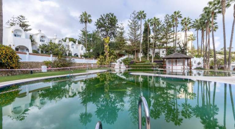 Vacation home with pool — photo 2