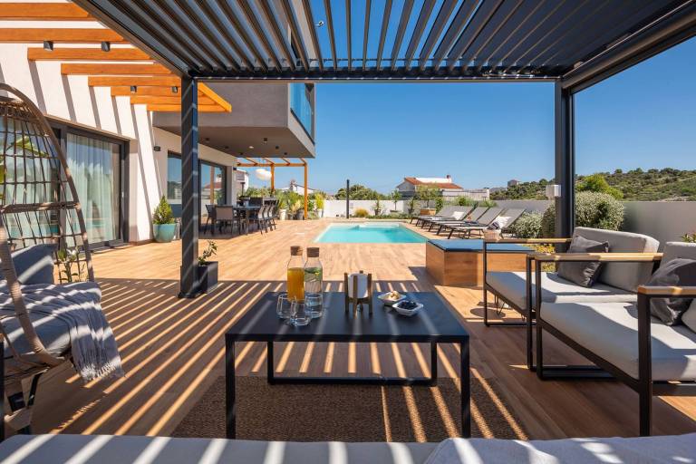 Villa with garden, pool & patio — photo 2