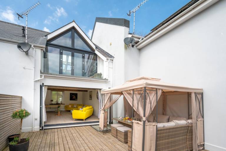Fully equipped beautiful cottage with patio, garden & jacuzzi | Water view | Next to the beach | Pets allowed in Tenby