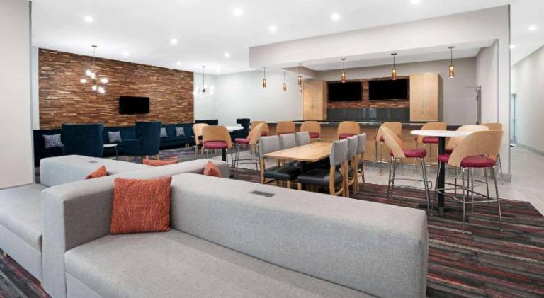 La Quinta Inn & Suites by Wyndham Lewisville — photo 2