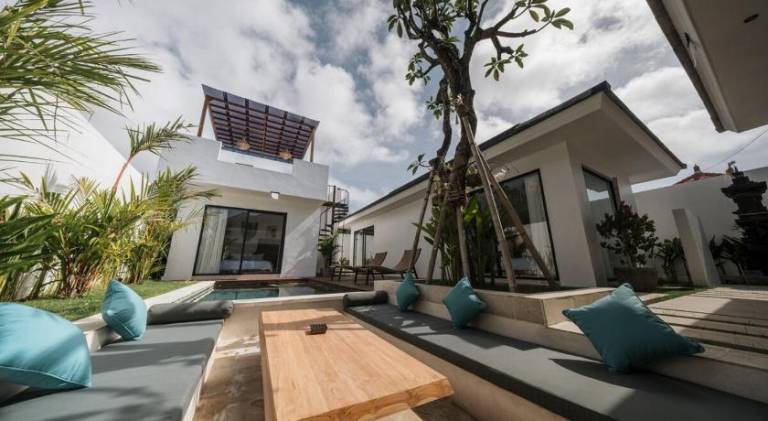 Villa with pool — photo 5