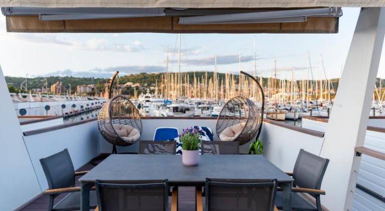 Vacation home with patio, pool & hot tub in Piran