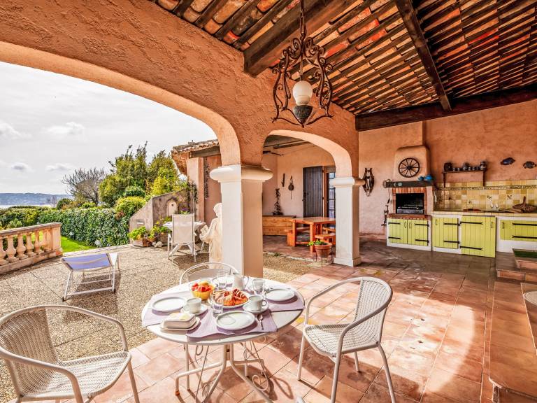 Fully equipped vacation home with private pool, barbecue & yard | Sea view | Dogs allowed — photo 3