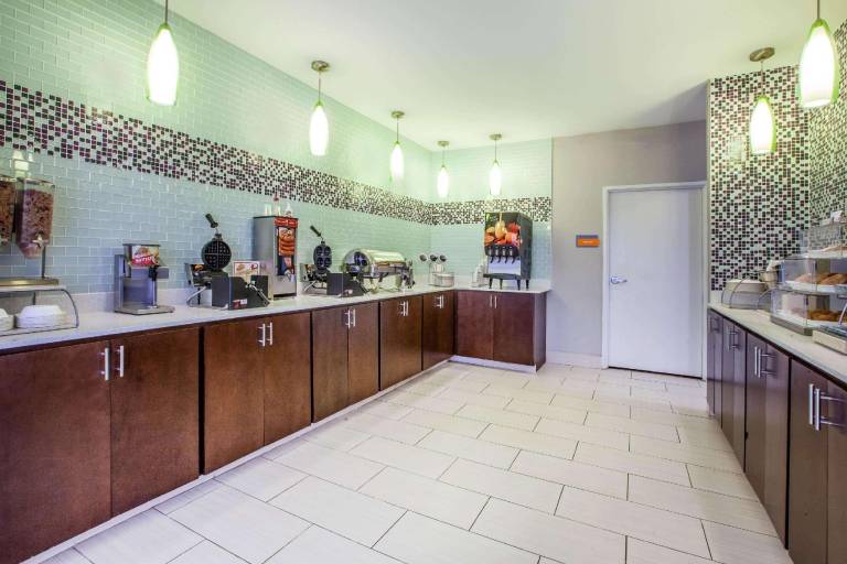 La Quinta Inn & Suites by Wyndham Elkhart — photo 5