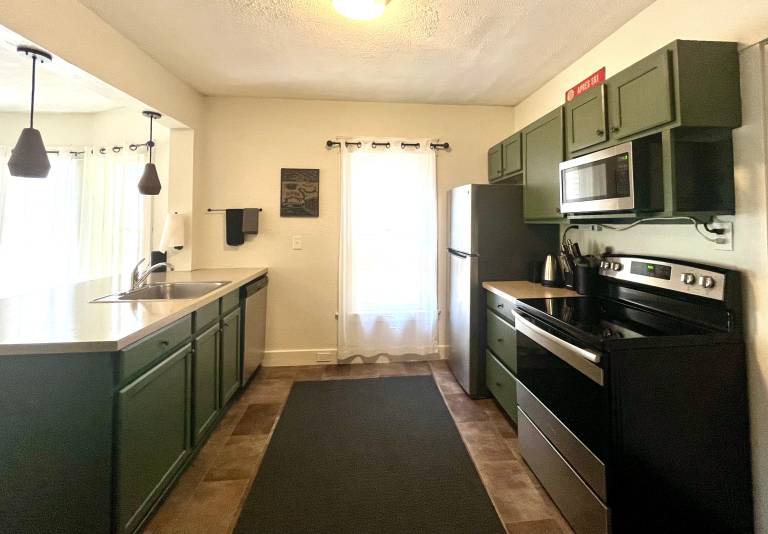 LUCKY! You Score a Straight Flush When You Book This Home! Walk to Downtown Hood River — photo 4