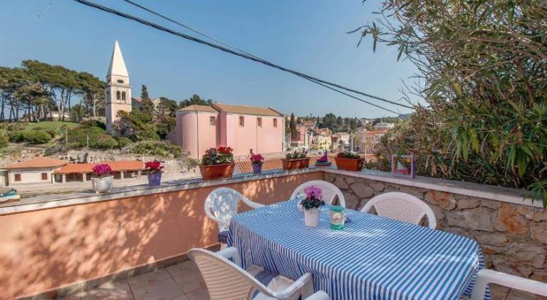 Holiday apartment with patio & yard in Mali Losinj