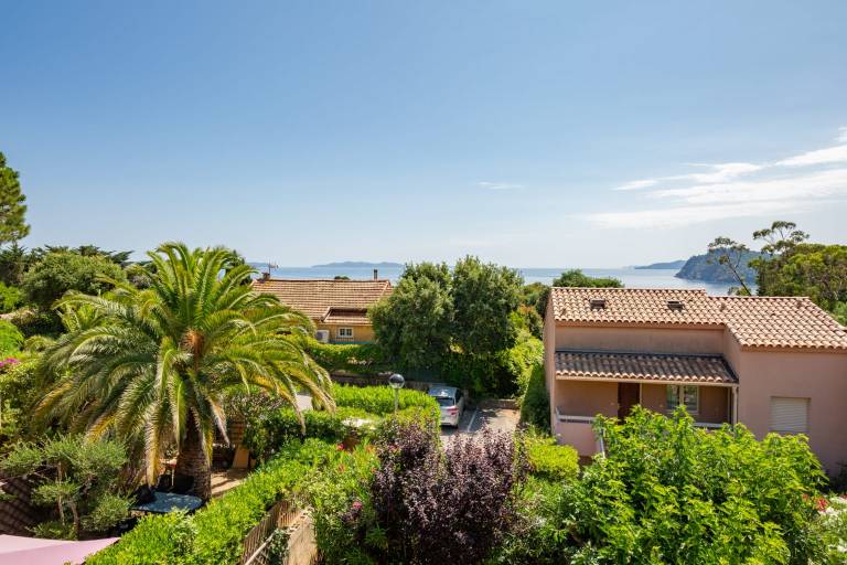 Child-friendly nice rental apartment with patio | Sea view | Beach nearby | Dogs allowed in Toulon