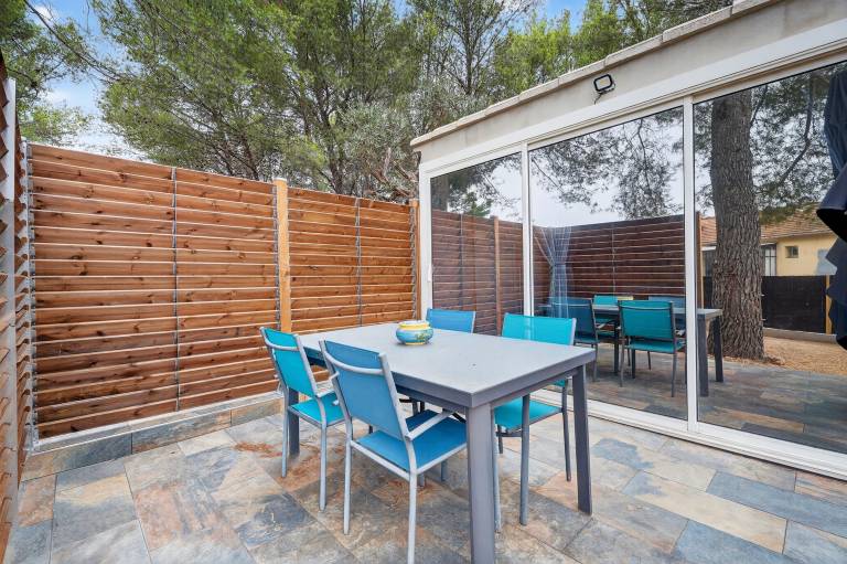 Studio "Cabanon Des Amandiers" with Private Terrace, Wi-Fi, and Air Conditioning in Bandol