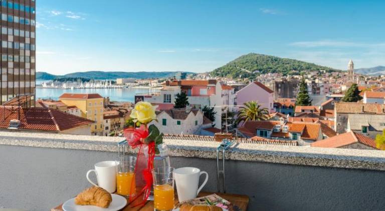 Apartment Kokolo with sea view in Split