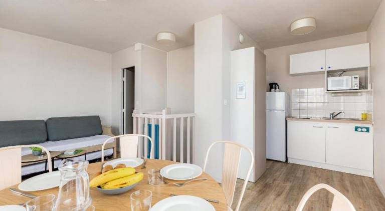 Serviced apartment with yard & patio — photo 3