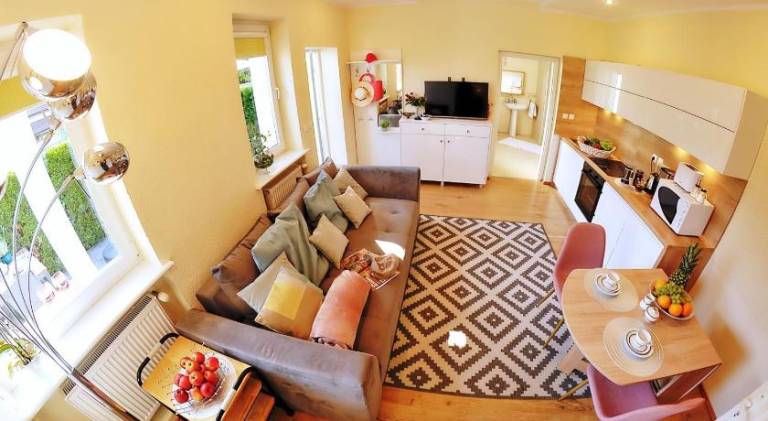 Apartment with garden, barbeque & patio — photo 4
