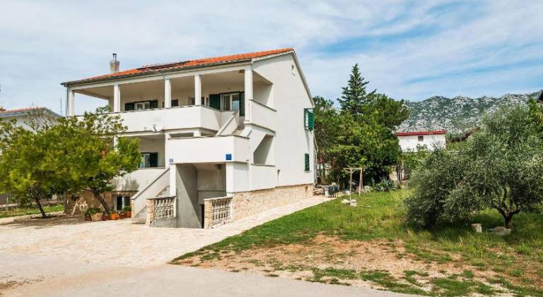 Apartman Iva-family holiday 250 m from pebble beach in Starigrad