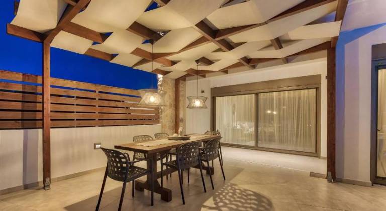Villa with pool — photo 4
