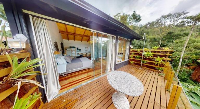 Lodge with jacuzzi & yard — photo 2
