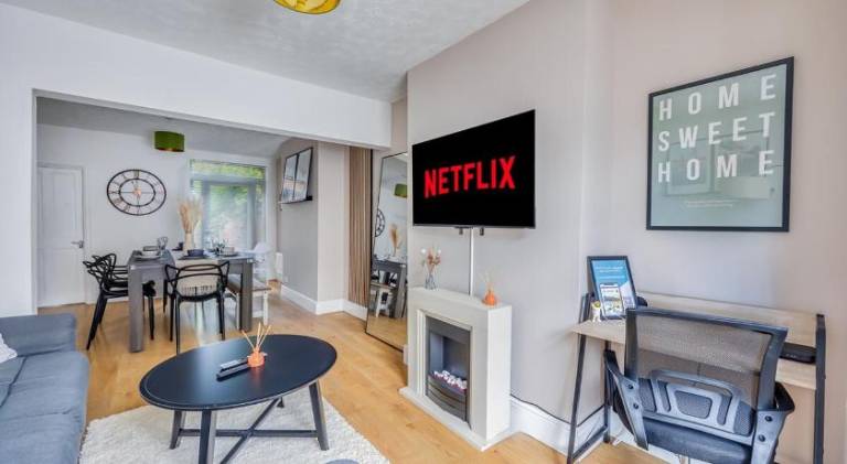 Lutterworth House - Prime Location - Free Parking, Pool Table, Fast WiFi and Smart TV by Yoko Proper — photo 4