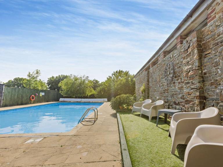 Cottage with pool & garden — photo 4