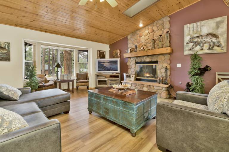 "Can't Bear to Leave" 3BR/2BA: Single-Level Luxury, Jetted Spa & Garage Access — photo 3