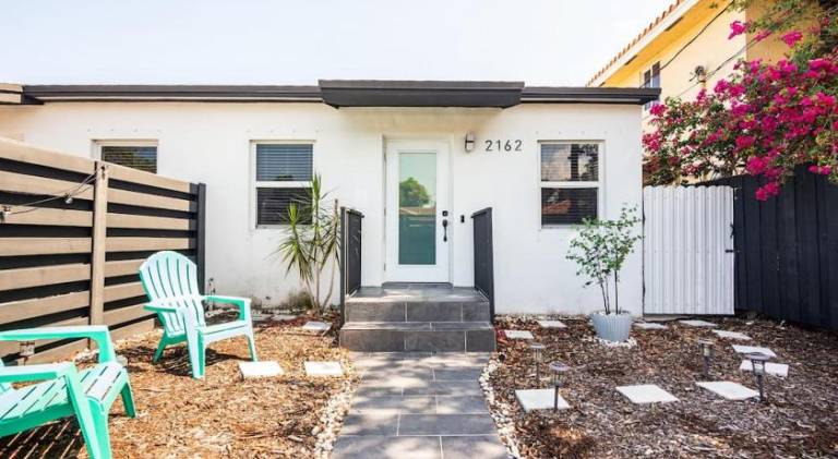 Cozy Central Stay Airport, KingBed, Fenced Parking - Little Havana Near Airport, Wynwood, Calle 8 Br — photo 3
