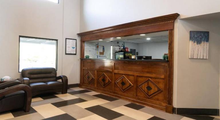 Royal Inn & Suites — photo 4