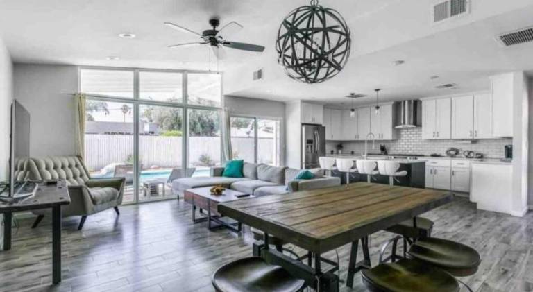 Vacation home with pool — photo 3