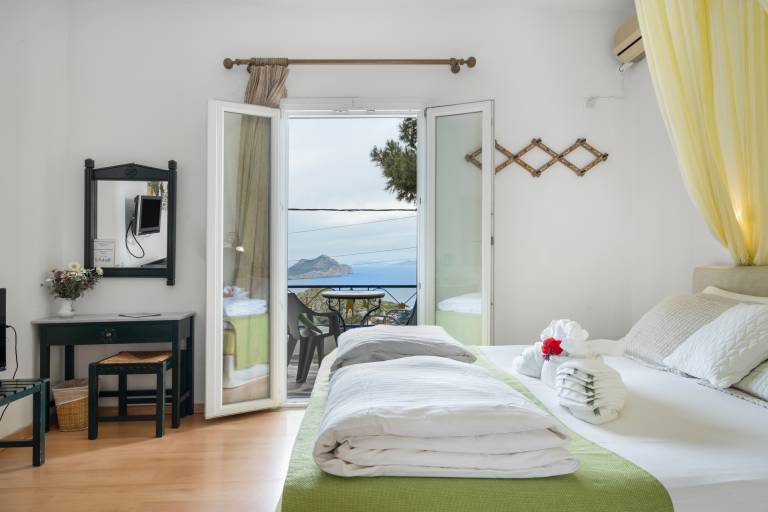 Studio with barbeque, fast internet & patio | Sea view — photo 4