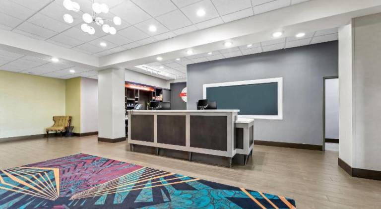 Flag Point Inn & Suites Pratt — photo 5