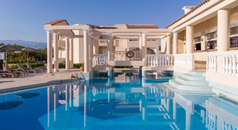Serviced apartment with yard, patio & pool | Close to the beach | Pet-friendly — photo 2