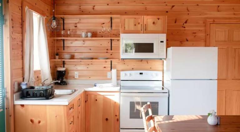 Beautiful vacation home with jacuzzi | Pets allowed — photo 3