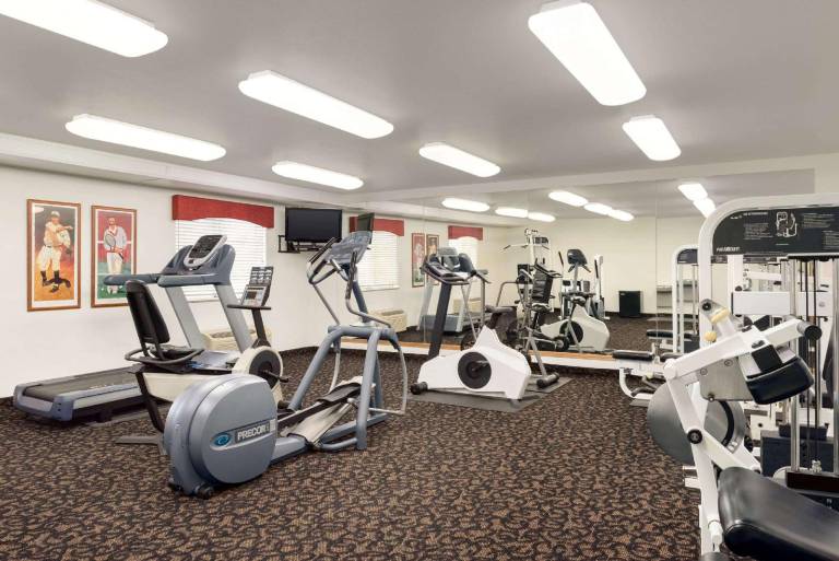Travelodge by Wyndham Clinton Valley West Court — photo 4