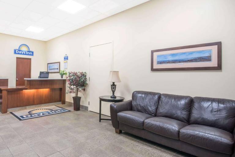 Days Inn by Wyndham Duluth Lakewalk — photo 3