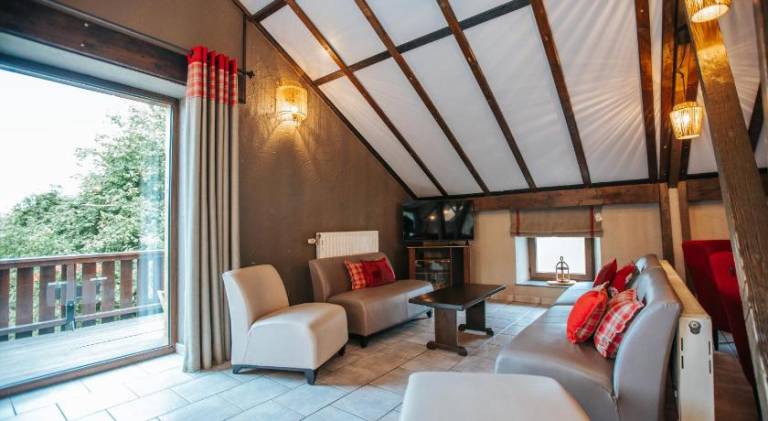 Chalet with hot tub — photo 2