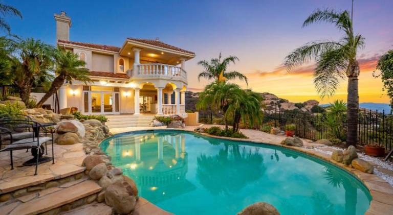 Ample vacation home with pool | Pets are welcome — photo 3