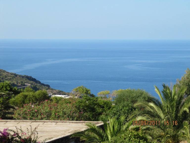 Holiday apartment with pool, barbeque & patio — photo 2