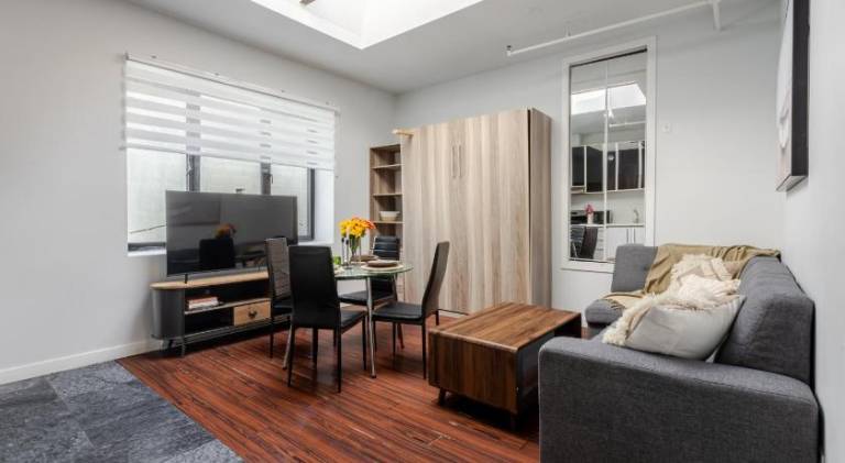 Spacious 1BDR Mezzanine on Bishop Central MTL — photo 5