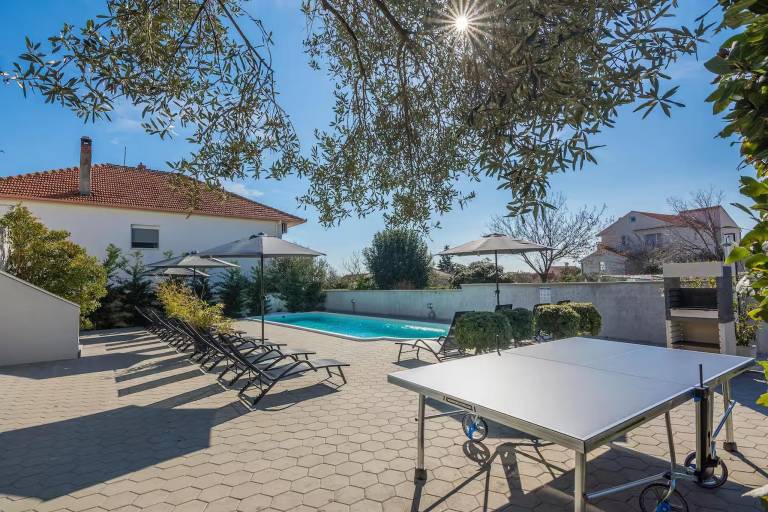 Vacation home with terrace, pool & barbecue — photo 3
