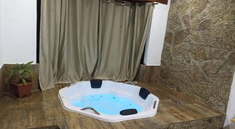 Chalet with jacuzzi & yard — photo 3