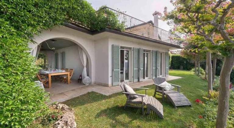 Villa with pool — photo 5