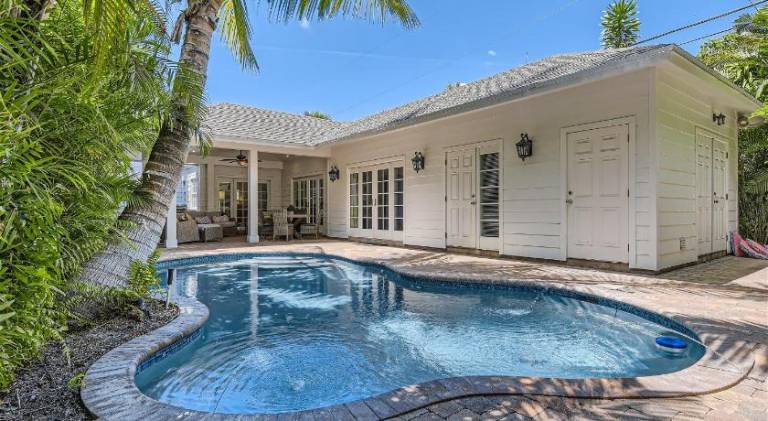 Vacation home with pool — photo 4