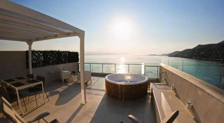 Stylish Rooftop Retreat with Hot Tub with Loutraki Beach — photo 3