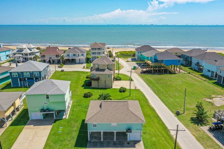 Family-oriented spacious vacation home with barbeque | Beach view | Pet-friendly — photo 3