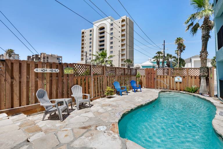 Condo with pool — photo 4
