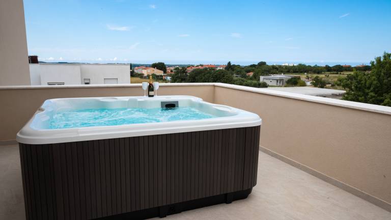 Villa with hot tub, patio & BBQ — photo 3