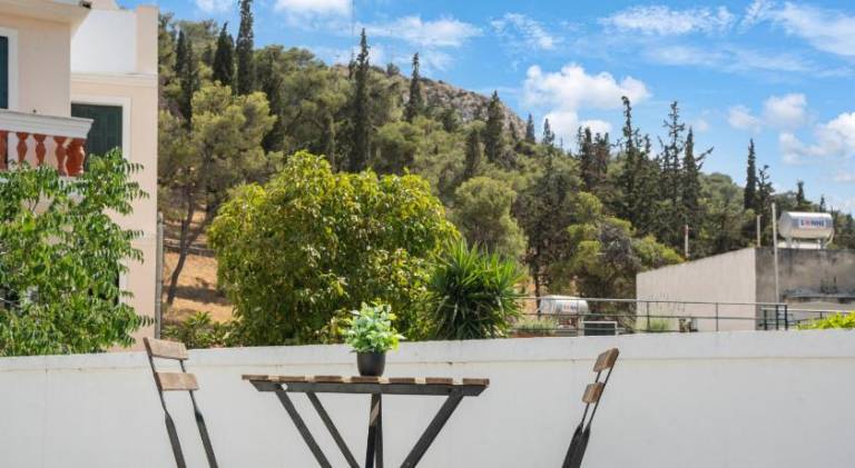 Athens Apartment on Lycabettus Hill with Rooftop View Access — photo 4