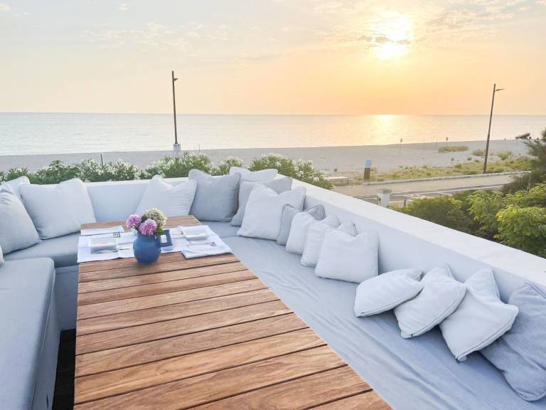 Vacation home with terrace, jacuzzi & garden — photo 3
